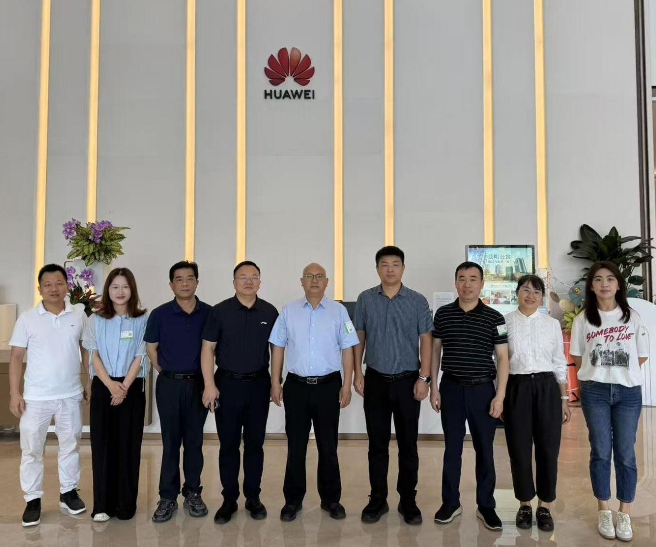 校长与华为合照.png