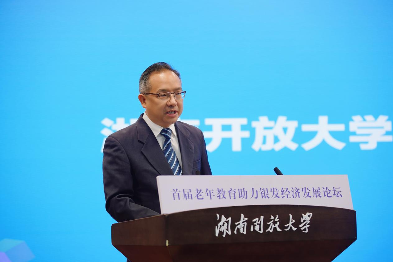 党委委员、副校长吴敏主持论坛.png