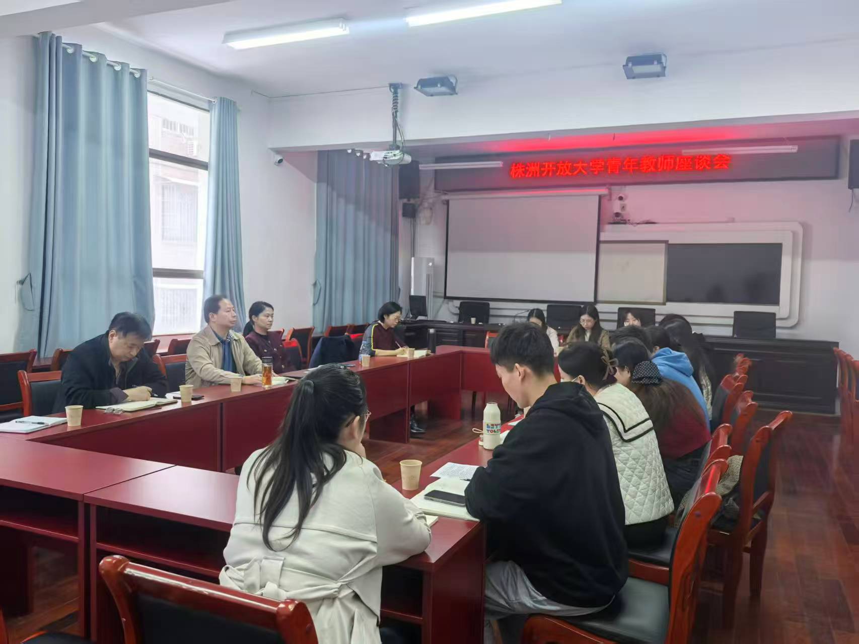 座谈会现场.jpg 座谈会现场.jpg