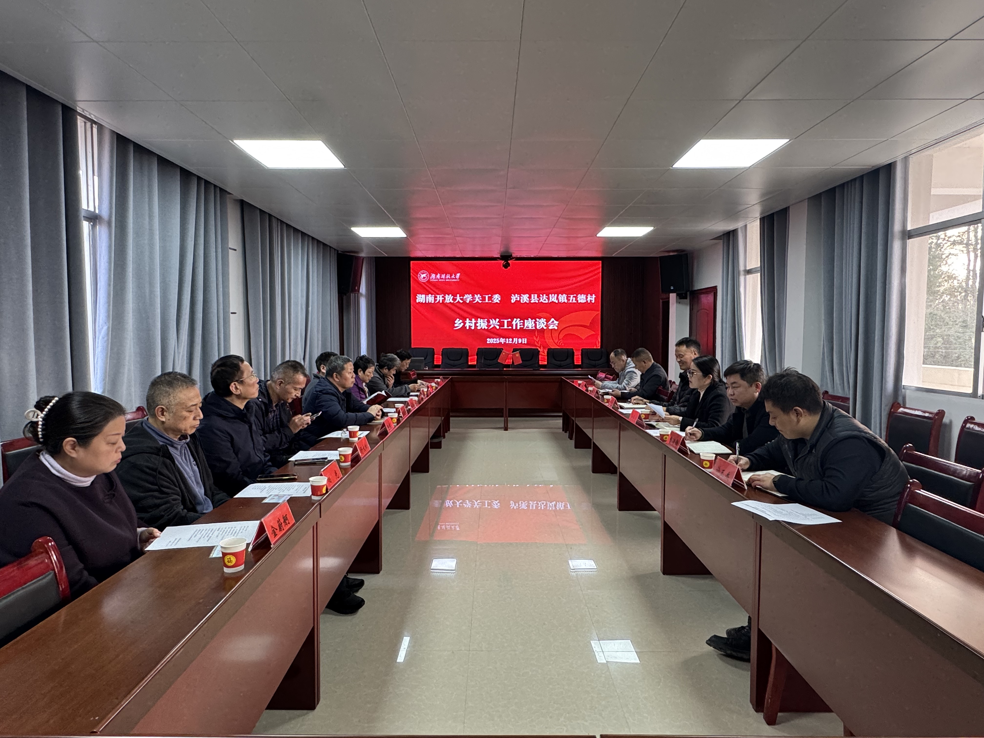 座谈现场.jpg 座谈现场.jpg