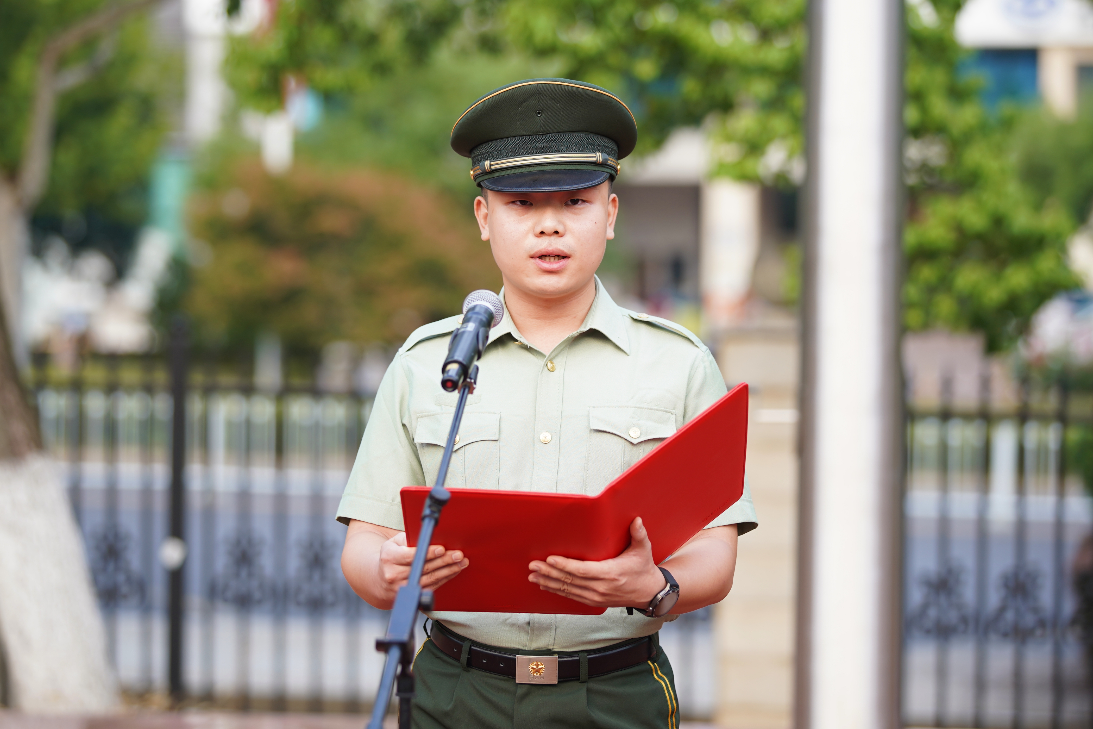 讲话.jpg