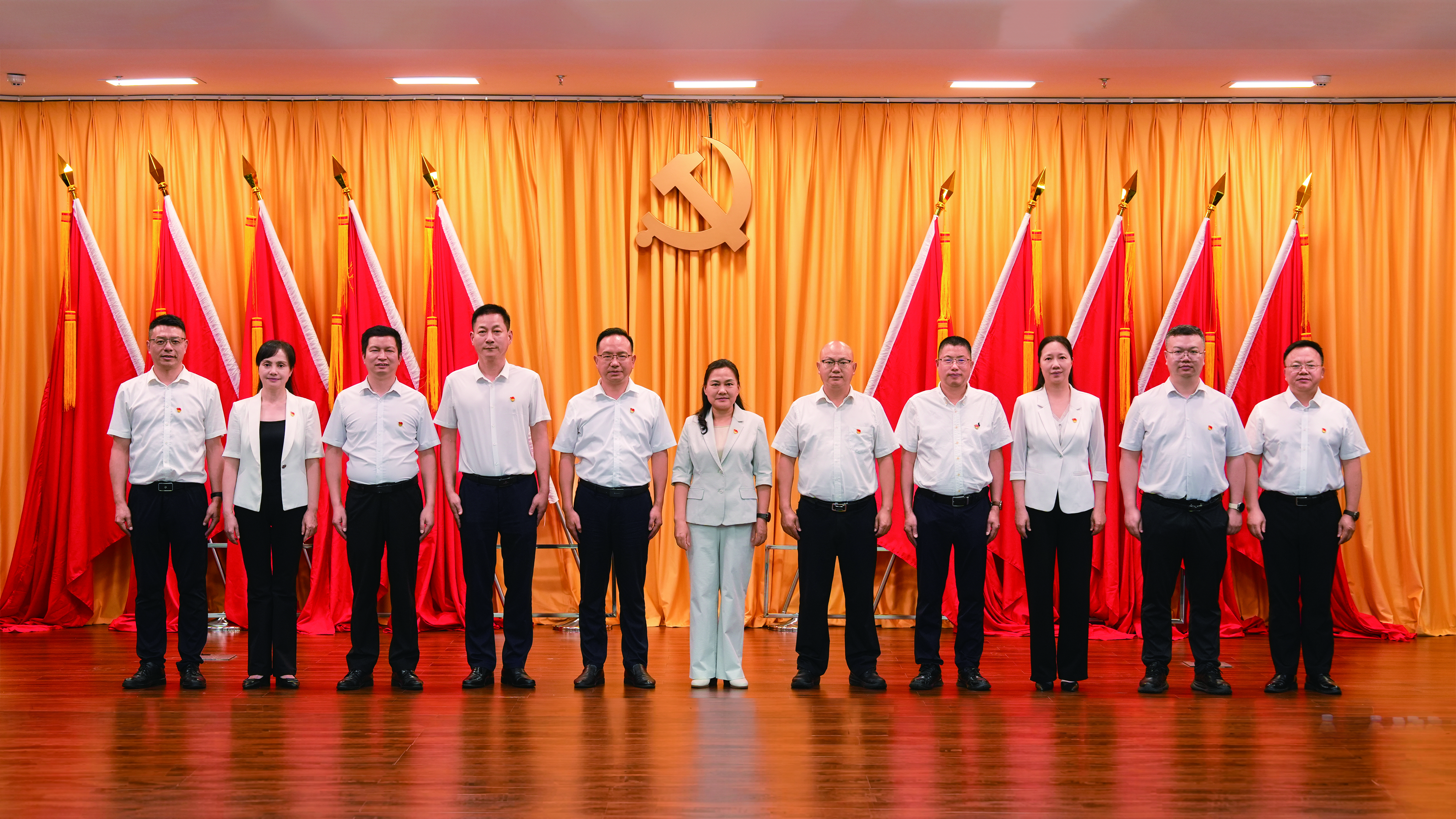 党委委员合影.jpg 党委委员合影.jpg