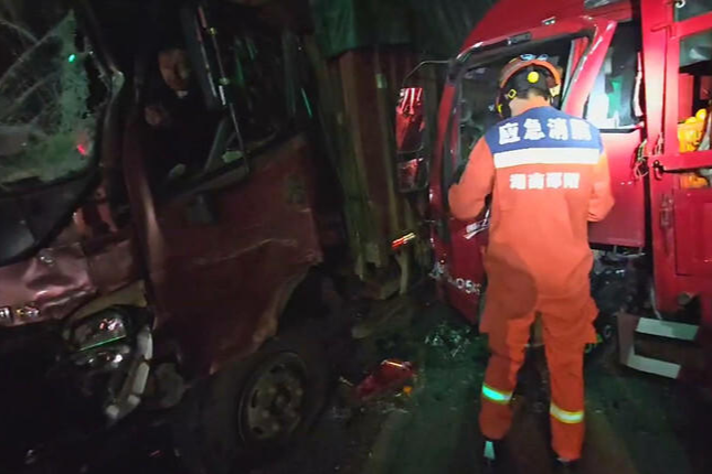 邵阳县：疲劳驾驶致两货车凌晨相撞 消防紧急“破门”救援