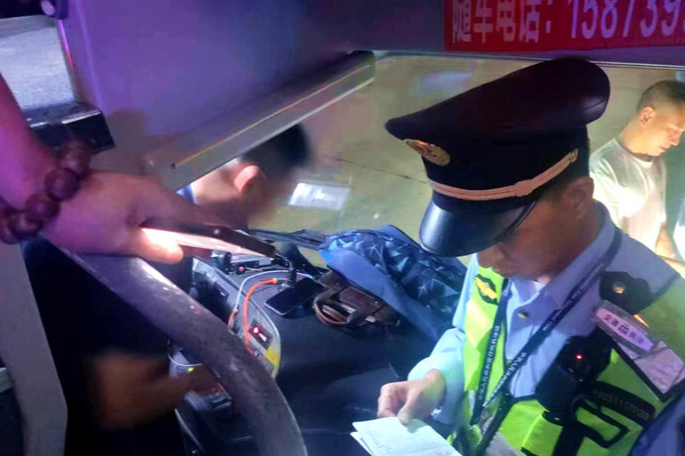 邵阳县交通运输综合行政执法大队联合高速交警打击非法营运