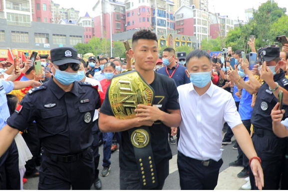 載譽回鄉!中國MMA世界冠軍唐凱回到家鄉邵陽縣受到熱烈歡迎