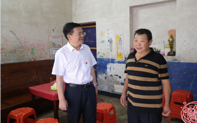 袁胜良在楠木村开展“七一”慰问活动并讲授专题党课