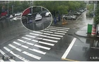雨天老人摔倒 巡特警暖心守护