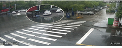 雨天老人摔倒 巡特警暖心守护