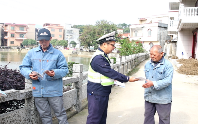 江永：交警进村入户话安全 筑牢农村交通防线