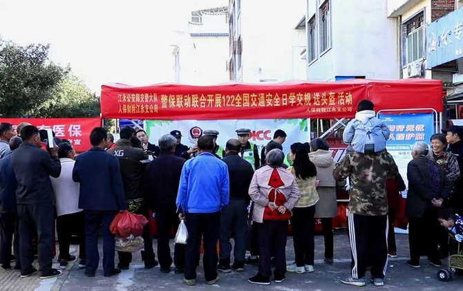 江永交警：“花式”送安全，头盔“戴”回家