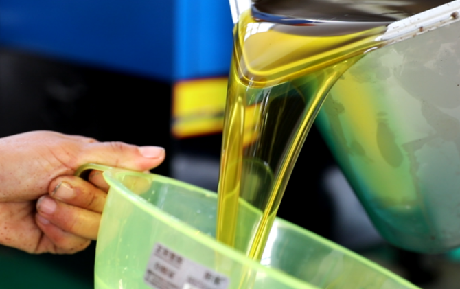 江永：茶油开榨季 不见烟火见高效