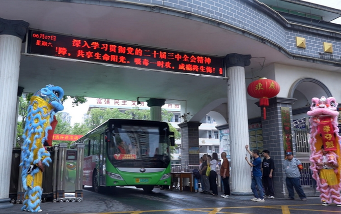 江永：舞龙舞狮旗袍助阵，师生家长温情送考