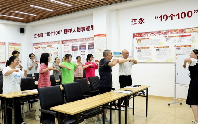 江永:公益声乐课暖心开课 《搀扶》旋律传递邻里情