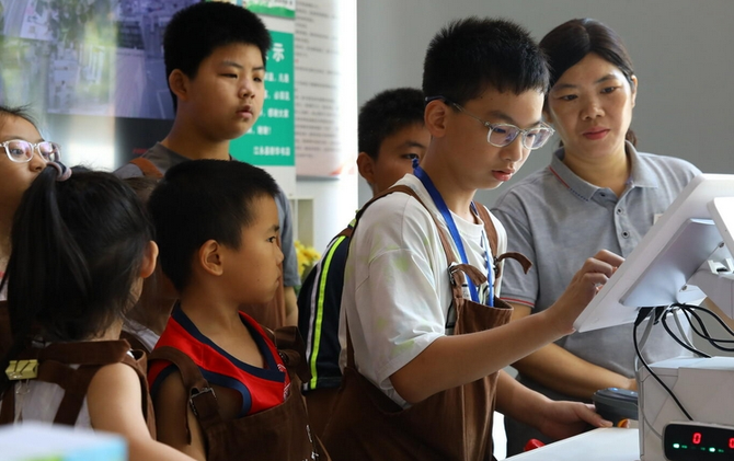 江永：暑假不宅家 书店当掌柜