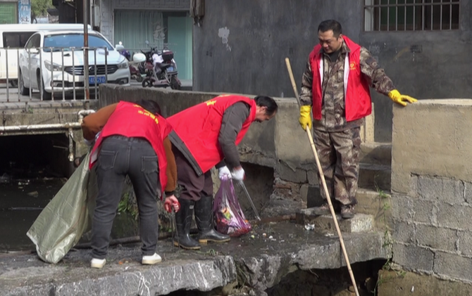 江永：志愿服务 河道换新颜