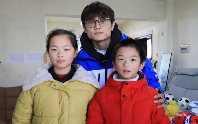 湘超“最佳运动员”高响探望江永罕见病小球迷 传递“永冲锋”力量