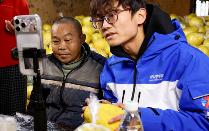 湘超冠军永州队爱心助农 高响直播带货解柚农燃眉之急