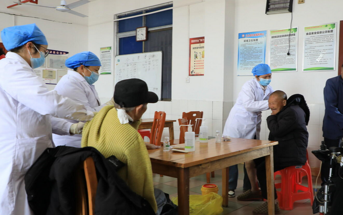 江永：“送苗上门”为困难群体筑起健康屏障