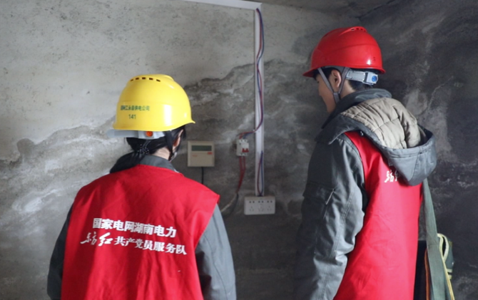 （新春走基层）江永：“电管家”上门服务 让“返乡人”亮堂过年