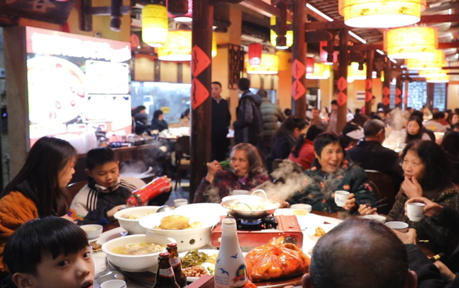 江永：年夜饭预订火热 团圆餐桌上“家乡味”正浓