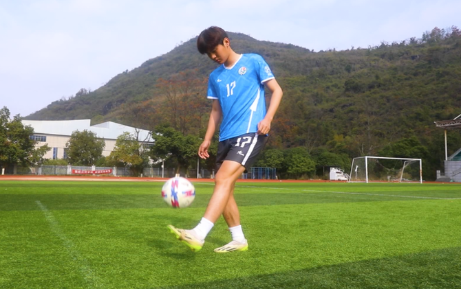 江永乃崽雷子轩披挂上阵 为家乡永州队征战绿茵