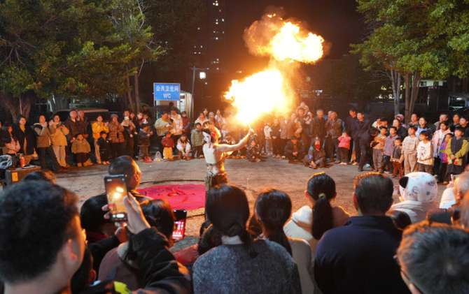 江永：开启年货节 夜间烟火气点亮新春年味
