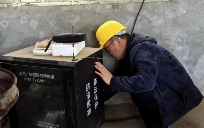 江永:检修山洪预警设备 筑牢防汛“声”防线