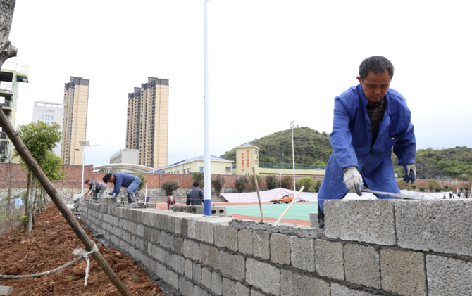 江永：告别“菜地球场” 加紧施工备战永超