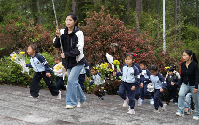 工业园幼儿园开展“缅怀革命先烈，传承红色基因”主题春游活动