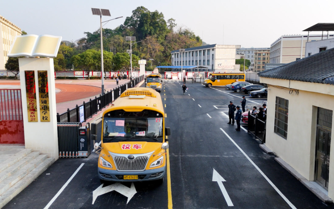 夏层铺学校：织密交通安全防护网 护航学子平安求学路