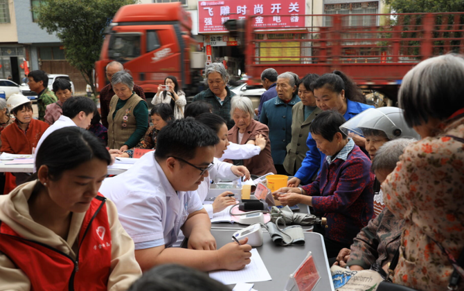 江永：专家组团下乡 健康送到百姓家门口