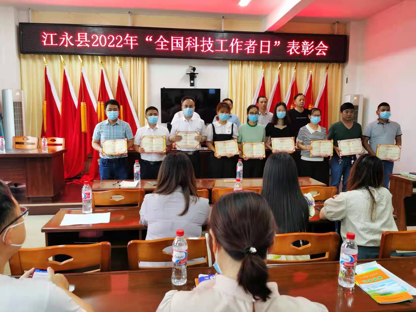 图为为受表彰的“最美科技工作者”分发证书.jpg