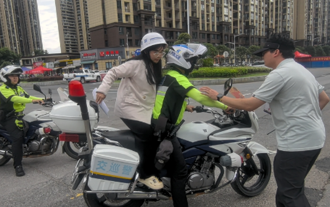 极速护航！江永交警铁骑争分夺秒帮考生补办证件