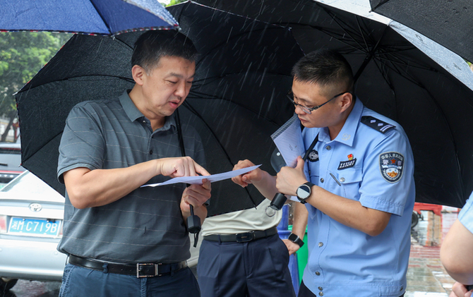 李群辉实地调度城区道路交通安全及G538项目建设工作