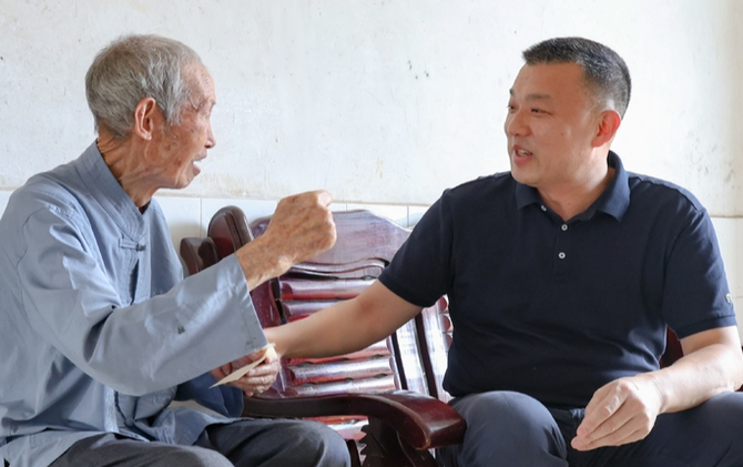 李群辉“七一”前夕走访慰问党员