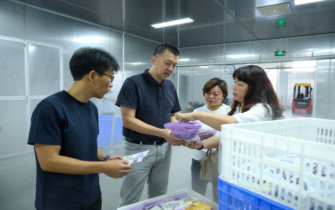 李群辉调研全县香芋加工产业发展情况并主持召开座谈会
