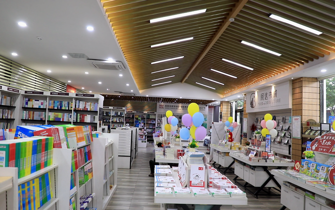 江永：书香纳凉度暑假 书店迎来“读书热”