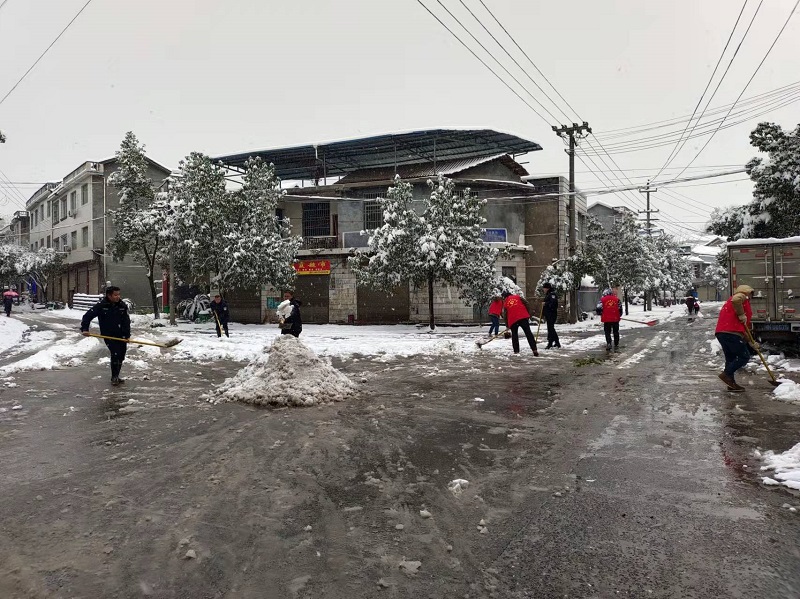 文昌阁乡退役军人志愿者服务分队在帮助铲除道路冰雪.jpg