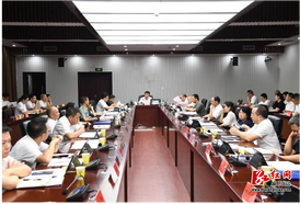 江涛主持召开县委常委会（扩大）会议暨县委理论学习中心组集体学习