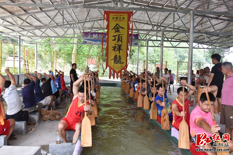 “无水之乡”组建龙舟队：大山里划桨，划出乡村振兴精气神