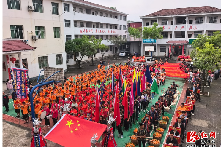 六村同心启新程！麻阳古法红糖战龙队登江祈福 全力备战龙舟赛事