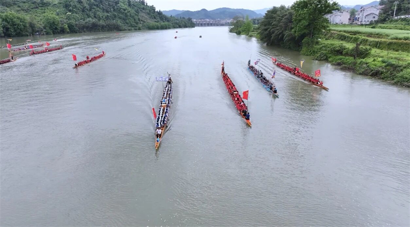 麻阳：龙舟竞渡锦江河 乡亲擂鼓助威张雪机车征战国际赛场