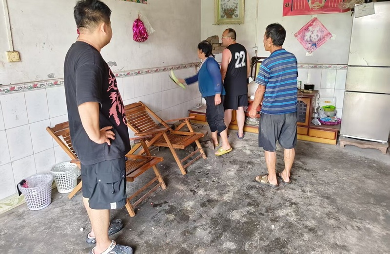 江口墟镇：暴雨夜突发滚石砸损民房 镇村干部提前转移群众成功避险