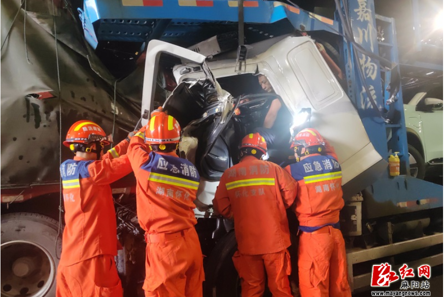 【平安麻阳】高速货车追尾司机被困 麻阳消防紧急救援
