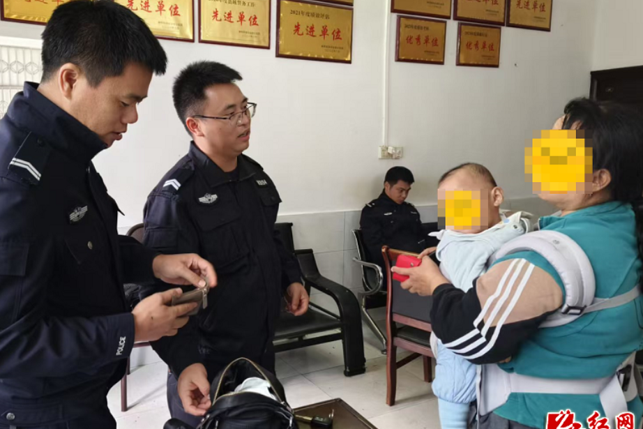 女子背包不慎遗失 民辅警“极速寻回”