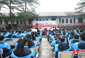 团省委驻村队为中寨坪村学子送 819 套校服