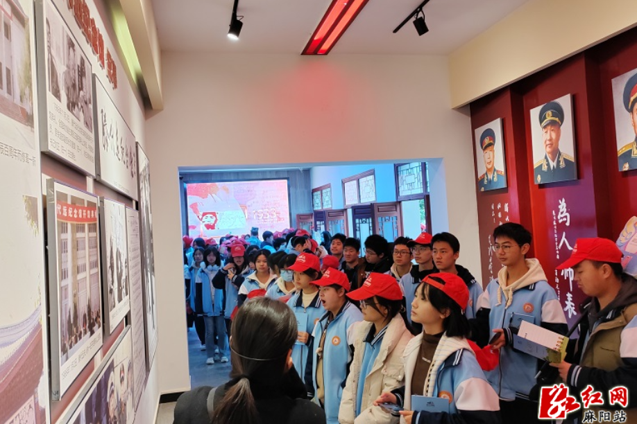 怀化第五中学组织学生参观滕代远纪念馆