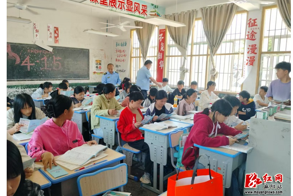 黄桑乡开展第十七个全国防灾减灾日安全知识进校园活动