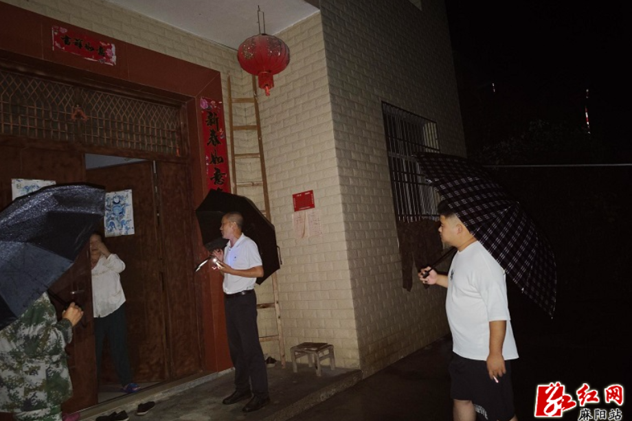 防汛“转得出”“稳得住” 江口墟镇党员干部冲锋在前紧急转移安置群众