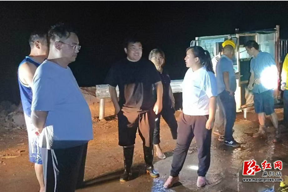 麻阳：暴雨突袭显担当   抢修水管保民生